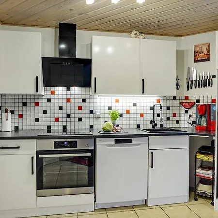 Pet Friendly In With Kitchen *