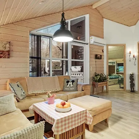 Pet Friendly In With Kitchen *