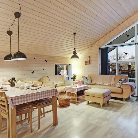 Pet Friendly In With Kitchen *